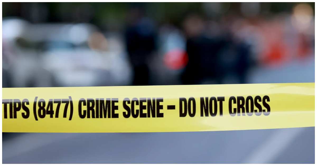 অপরাধ সংঘটনস্থলে ফিতা দিয়ে পুলিশের দেওয়া বেড়া। ছবি: এনওয়াই ডেইলি নিউজ